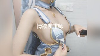 白裙T裤美女专心玩手机勒紧逼缝里