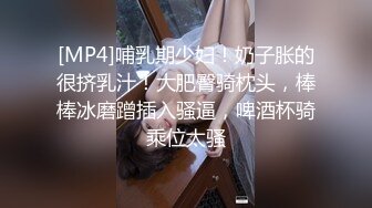 两只萝莉小母狗 爽不爽 三个洞都被填满了 三根鸡巴在母狗的身体里运动 小母狗撅起屁股