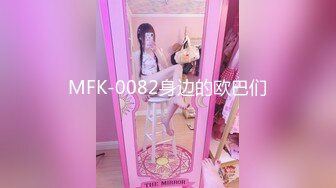 极品身材的大长腿美女洗完澡出来换衣服虽然她很小心谨慎但还是让我拍到了她的大黑鲍