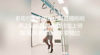 学妹卖力舔鸡巴