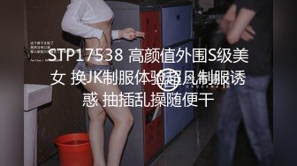 潮男靓妹公共卫生间里拍动作片 捂着嘴不敢大声叫