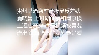 可爱嫩妹【小晶晶】年龄不大超会玩，一身黑衣搔首弄姿，手指扣穴全是水，水晶假屌爆插