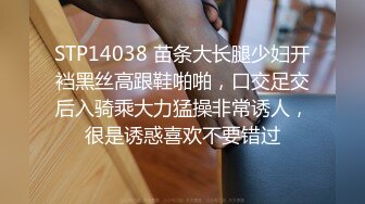 健身房厕所尿尿听到隔壁厕间有奇怪的声音意外偷拍到教练和女学员在里面嘿哟简直就是活春宫