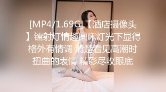 洗浴单间内用鸡巴调戏的技师美女有对白