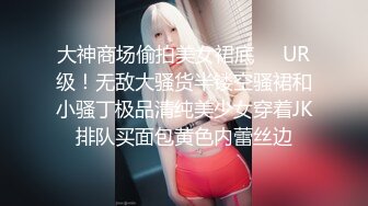 黑哥叫朋友搞自己老婆宾馆里外3P，露脸吃奶子又抠逼还要骚逼给口交，压在身下打桩机式抽插浪叫不止精彩刺激