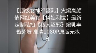 重庆为妻子艳遇一位体力强悍小哥哥，老公坐在茶几上看单男狠狠插媳妇，啪啪响！