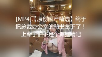 女孩接电话说妈我在同学家玩等会就回去，一边接电话一边舔鸡巴，小美女学生妹骚逼淫荡对白