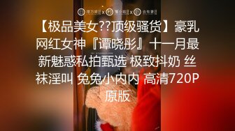 每次在上边、老婆都是小心翼翼的，轻轻地把牛子坐，生怕撑爆了子宫外壁，叫骚好舒服的床声！