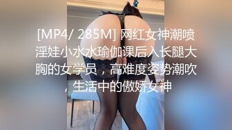 豹纹黑丝高跟诱惑风骚少妇跟大哥激情啪啪，全程露脸让大哥草嘴深喉玩弄，从床上草到厕所干到桌子上各种抽插