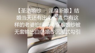 中年人的3P，全程露脸两男玩一女，开档黑丝大姐被两男用道具各种抽插，享受舔逼舔菊花，口交大鸡巴各种抽插