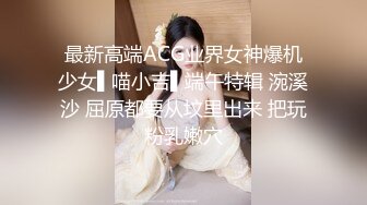 说服女朋友在浴室暗中偷拍其他女同学脱衣服