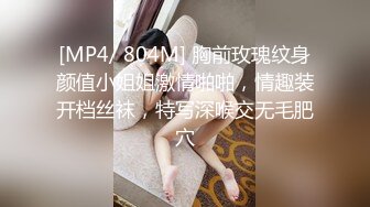 [MP4/ 1.01G] 熟女的3P全程露脸情趣诱惑伺候两个年轻小哥，两个鸡巴一起舔，配合小哥多体位爆草抽插好骚[