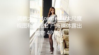 镜子前欣赏老婆