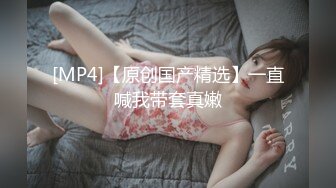 燕姐户外勾搭放羊的大爷，漏着奶子给大爷眼都看直了，找个没人的地方让大爷拿跳蛋捅骚逼，给大爷口交爆草