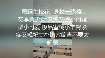 一个戴眼镜的漂亮婴儿，抽搐着吞咽着精液。