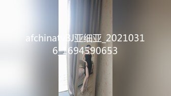 大奶子风骚女友全程露脸伺候小哥哥，舔鸡巴舔屁屁玩深喉，让小哥后入爆草奶子都抓红了，射在肚子上精彩刺激