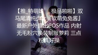 苗条骚女被两个男人任意玩弄，肉棒无套干嫩穴就是要中出