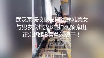 OL妹子和炮友试用按摩棒被震得欲火中烧，忍不住就骑上肉棒止痒