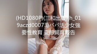 美女一路小跑急着上厕所 快憋不住了