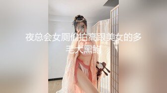 窗外偷窥漂亮学妹光着上身玩电脑