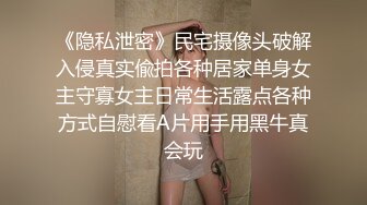 酒店女厕偷拍身材很好的长发美女❤️光滑的阴唇像是玻璃做的透明发亮