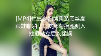 探花王约眼镜骚熟女开房啪啪，揉捏奶子蹲着按头口交，站立抬腿后入，穿着高跟鞋肩上扛猛操