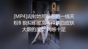 样貌甜美气质的美女小姐姐刚坐下就被男的迫不及待扒衣