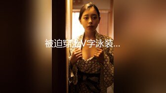 妹子挺大胆 公交车上露出 不怕被尾随