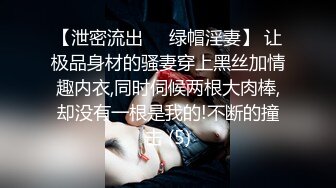 《魔手外购极品厕拍》商业城女厕全景偸拍多位少女少妇熟女方便，后位先拍脸再拍大白屁股，憋尿到极限的良家少妇动作逗死人 (1)