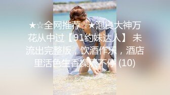 美女3P 被三根大肉棒连续轮流无套输出 以精液作润滑 操的骚逼精液白浆满天 还每人内射两次 爽翻了