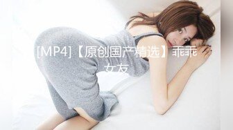 《最新流出顶级绿帽》高颜模特身材气质网红女神【总在你背后TK】露脸淫乱私拍，女神调教成母狗给黄毛兄弟一起肏 (12)