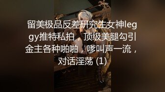 合租房冒死趴门缝偷窥对门的少妇换衣服洗鲍鱼