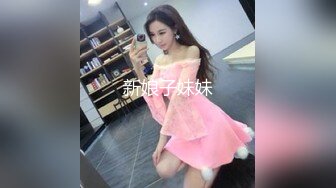 阿夏探花约了个黑衣牛仔裤妹子调情69舔逼，再到床上近距离拍摄开档黑丝后入猛操