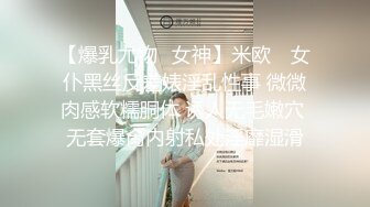 年一过完女神们都回归了，灰色丝袜配上大长腿，道具自慰插穴侧入自慰实在诱惑