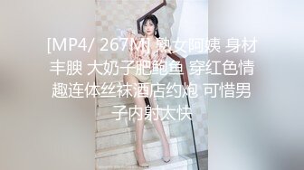 乖乖的黑丝少妇，无毛白虎逼很是性感，屁股白皙身材好，激情上位让小哥揉着奶子抽插还要吃吃奶子