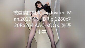 少女用扩阴器展示自己的阴道和宫颈