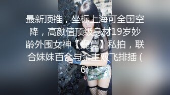 化妆台上内射姨妈，内裤都没脱下直接开干