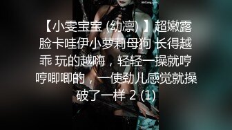 花臂纹身巨乳妹子旗袍诱惑沙发上道具自慰逼逼无毛还挺嫩