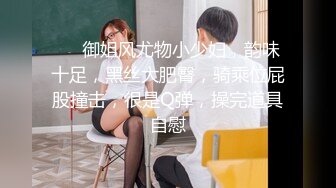 商场女厕全景偷拍唇红齿白牛仔短裤小美女不高兴板着脸