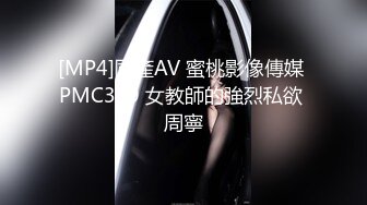 合租房门缝偷窥对门的美女换衣服奶子又白又大身材还真不错