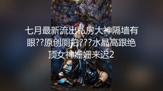 【新片速遞 】 淫荡眼镜骚熟女！驾车户外自慰！开档黑丝肥逼，夹子夹住阴蒂，跳蛋双洞齐开，手指猛扣太骚了[2.62G/MP4/04:04:21]