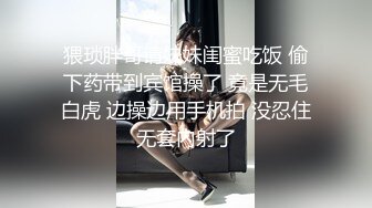 找个按摩女上门服务，扒下大哥裤子撸大鸡巴深喉口交